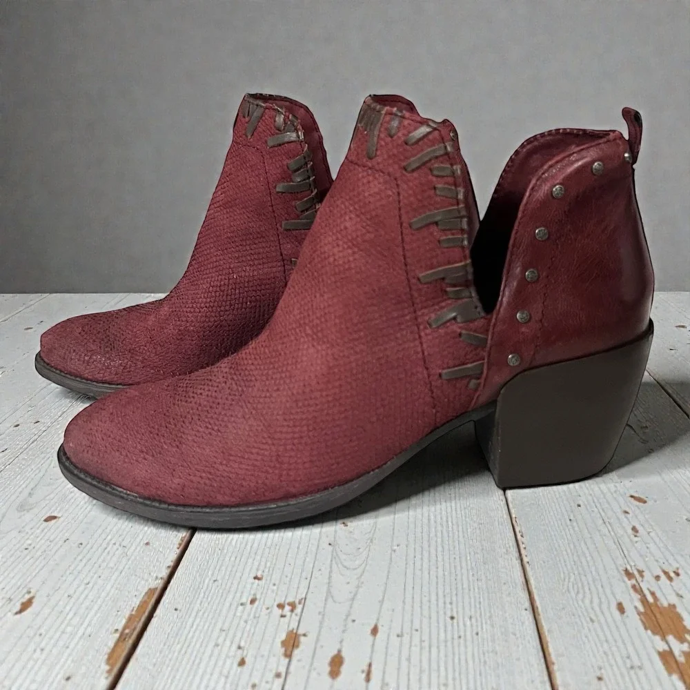 OTBT Ankle Boots Burgundy Size‎ 8 Snakeskin Cutout Block Heel Studded